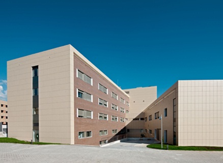 Das Kloster von außen (Integra Beige)