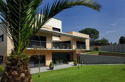 Chalet Hostalric – Keraben Systems – BELÜFTETEN FASSADE
