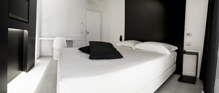Dormitorios del Hotel Pineta con cerámica Kursal de Keraben