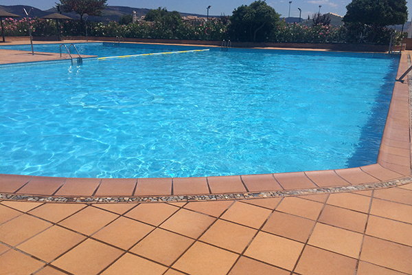 suelos antideslizantes para piscinas