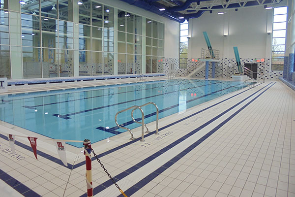 suelos antideslizantes para piscinas