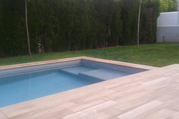 borde madera piscina