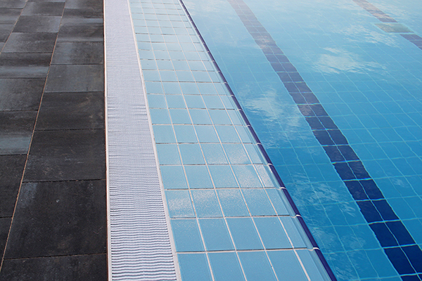 suelos para piscinas exterior