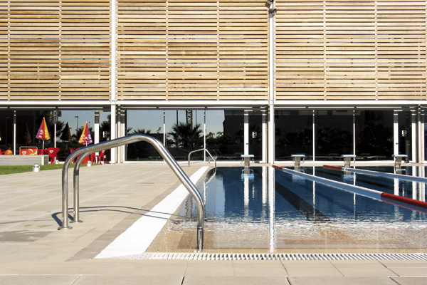 suelos antideslizantes para piscinas