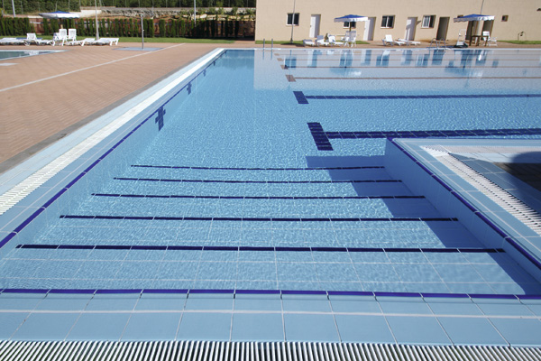 pavimento para alrededor piscina