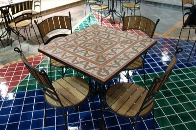Mesa con superficie de gres decorado