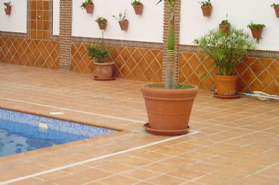 Rodamanto. Bode de piscina y base 31x31.