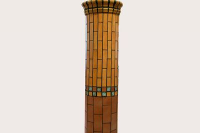 Columna forrada de gres cerámico.