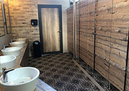 Baño del camping Boltaña decorado con el pavimento Orleans 20x20 de la colección Colonial
