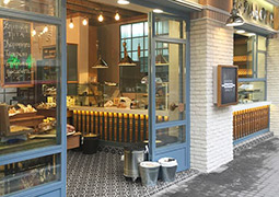 Entrada a la panaderia Taramonlis Paradosi