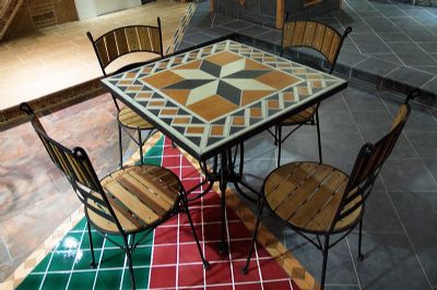 Mesa con superficie de gres