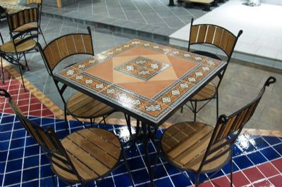 Mesa con gres decorado
