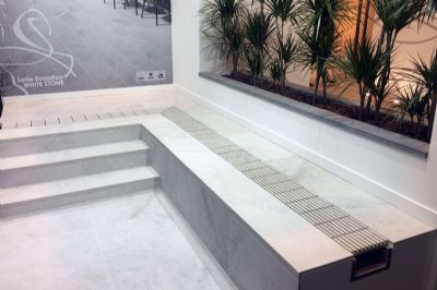 white stone piscina