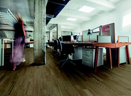 Visual: Gres porcelánico de efecto madera y parqué - Marazzi