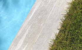 Mystone decora la piscina de un chalé en Baveno