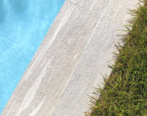 Mystone decora la piscina de un chalé en Baveno