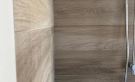 Baño en Gres Efecto Madera y Gres Blanco 3D