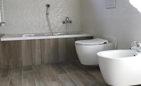 Baño en Gres Efecto Madera y Gres Blanco 3D
