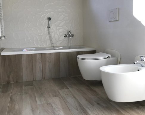 Baño en Gres Efecto Madera y Gres Blanco 3D