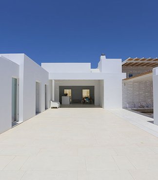 Total white Brooklyn porcelain tiles by Marazzi in an amazing villa in Greece