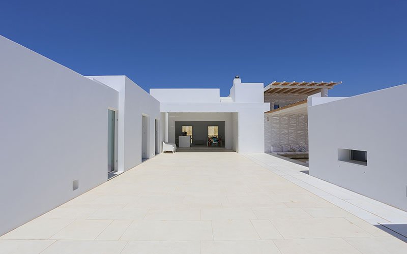 Total white Brooklyn porcelain tiles by Marazzi in an amazing villa in Greece