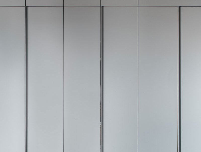 Casa Think: Estilo Minimal con Cerámica Blanca