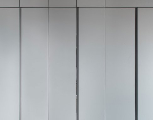 Casa Think: Estilo Minimal con Cerámica Blanca