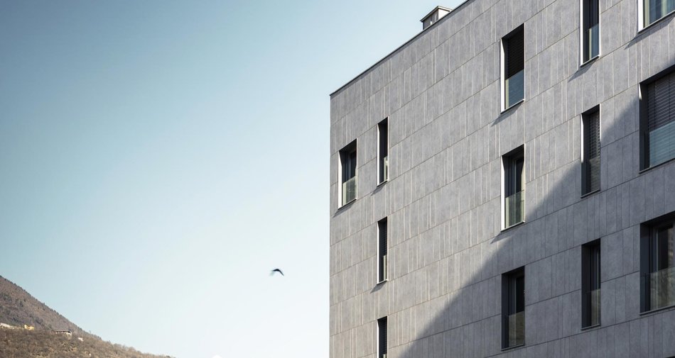 Imitación de la piedra y geometrías multiformato en la intervención de rehabilitación del Área Martinelli de Morbegno