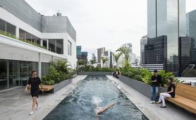 Mystone Pietra di Vals reviste una piscina en la azotea en la que darse un chapuzón entre proyecto y proyecto