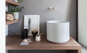 Casa Think: Estilo Minimal con Cerámica Blanca