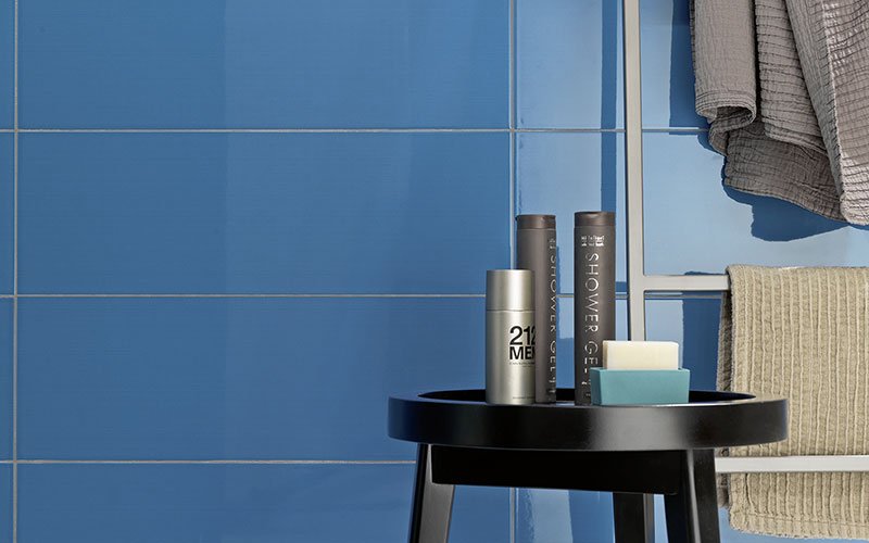 Colourline, glossy ceramic tiles and decoration: different solutions to design walls