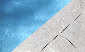 Mystone decora la piscina de un chalé en Baveno