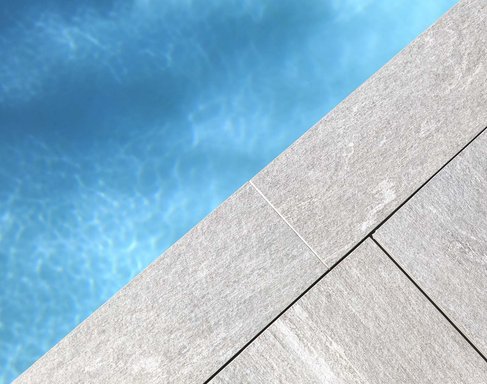 Mystone decora la piscina de un chalé en Baveno