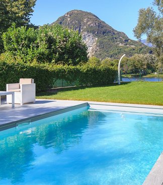 Gres Marazzi de imitación de la piedra en una piscina privada a orillas del Lago Maggiore