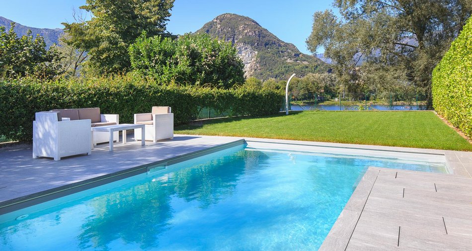 Gres Marazzi de imitación de la piedra en una piscina privada a orillas del Lago Maggiore