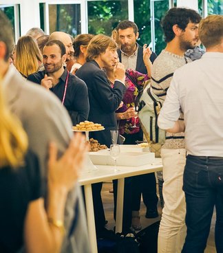Más de cuatrocientas personas en la fiesta de inauguración de la sala de exposición de Marazzi en Lo