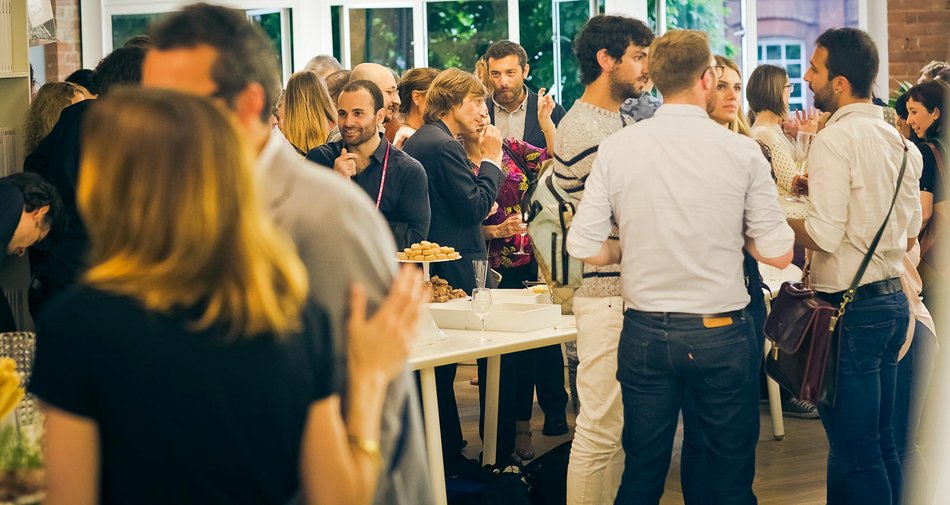 Más de cuatrocientas personas en la fiesta de inauguración de la sala de exposición de Marazzi en Lo