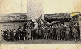 1936 - Trabajadores delante de la primera fábrica de Marazzi.