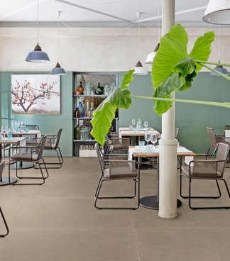 Material, gres imitación cemento de colores neutros con un look metropolitano