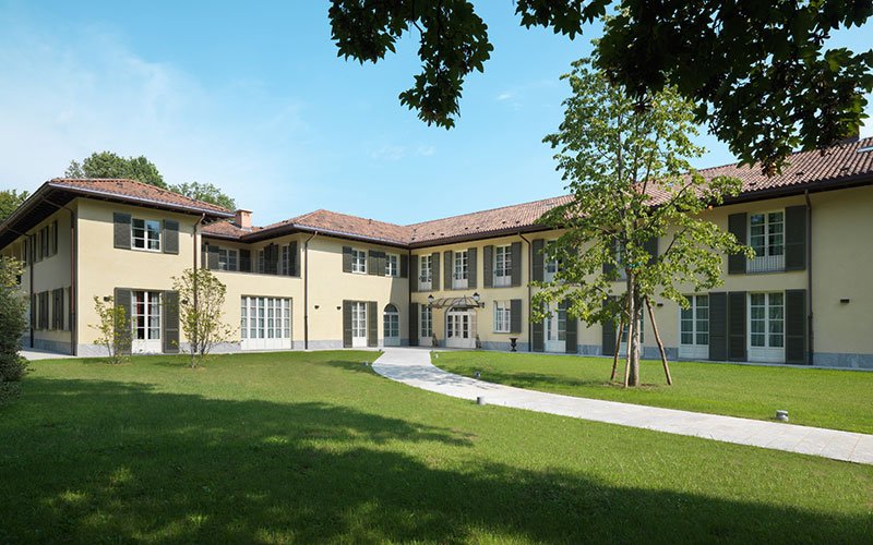 Cascina Boffalora. Wood effect porcelain stoneware and raised floor for a workmanlike recovery