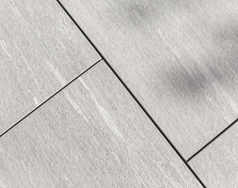 Mystone decora la piscina de un chalé en Baveno