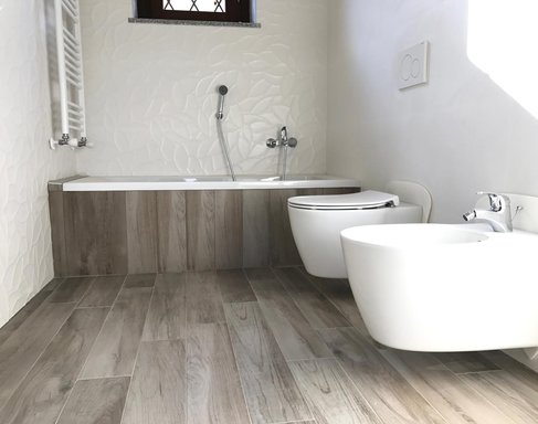 Baño en Gres Efecto Madera y Gres Blanco 3D