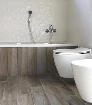 La calidez del gres de imitación de la madera se alía con la innovación de los revestimientos tridimensionales de grosor reducido