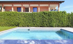 Mystone decora la piscina de un chalé en Baveno