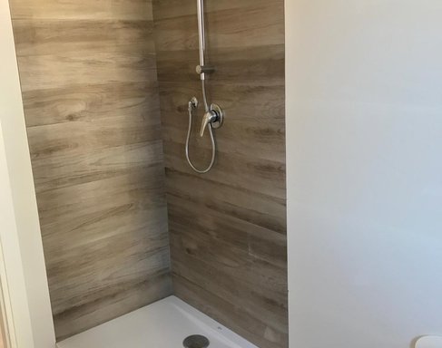 Baño en Gres Efecto Madera y Gres Blanco 3D