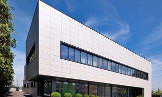 "Bridge 129": ventilated walls for building's energy classification and architectural volumes.