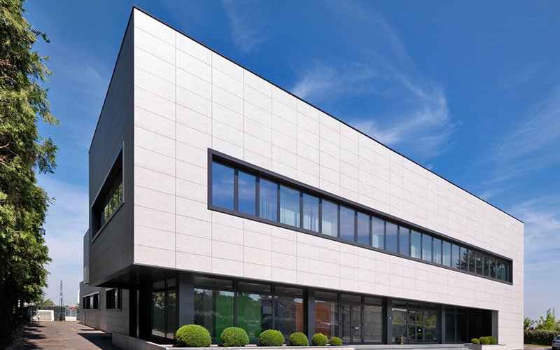 "Bridge 129": ventilated walls for building's energy classification and architectural volumes.