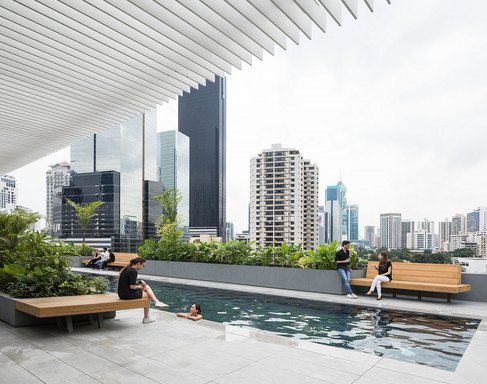 Mystone Pietra di Vals reviste una piscina en la azotea en la que darse un chapuzón entre proyecto y proyecto