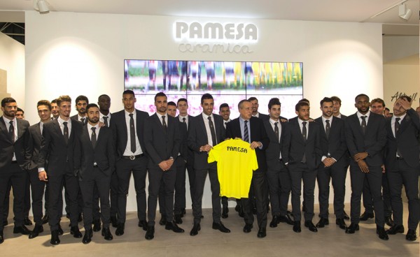 EL VILLARREAL VISITA EL STAND DE PAMESA EN CEVISAMA11