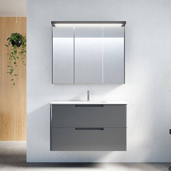 Mueble de baño Omega color gris brillo, lavabo Dama y Camerino Skyline con cornisa led de Coycama